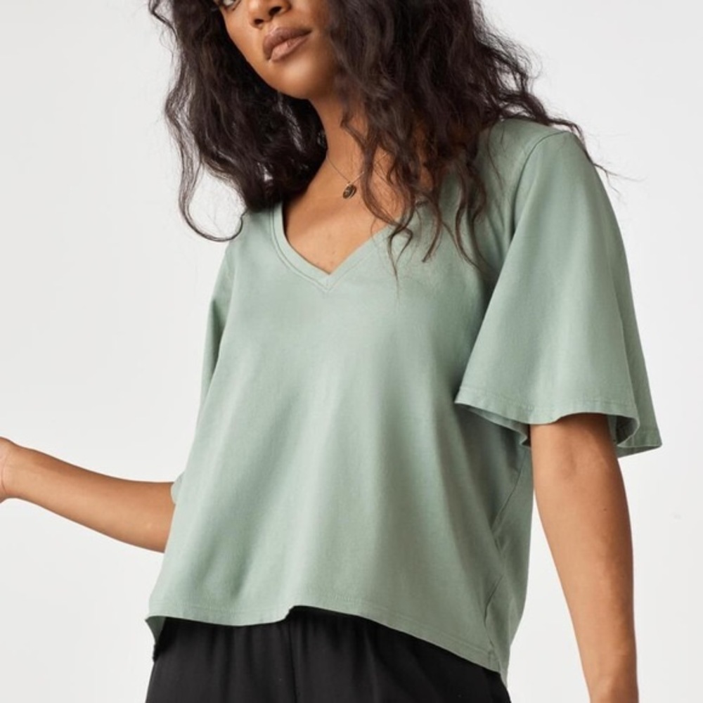 Vetta v-neck flutter tee sage green